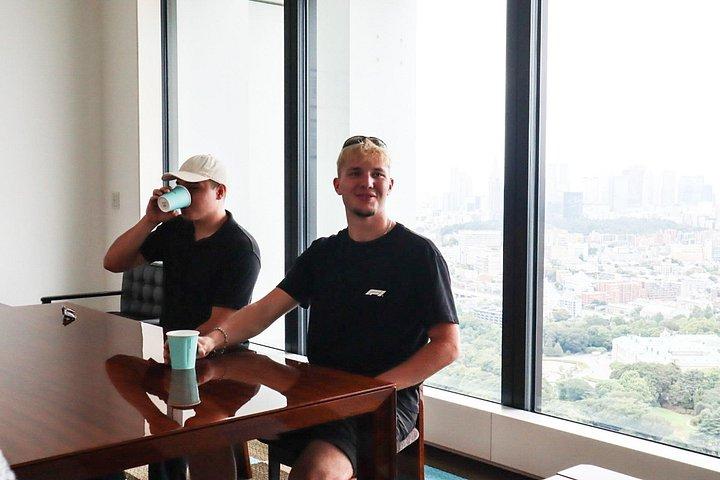 東京でコーヒーを飲みながら日本語の政治を知る