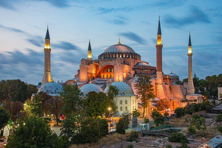 イスタンブール旧市街ツアーアヤソフィア、ブルーモスク、バザール