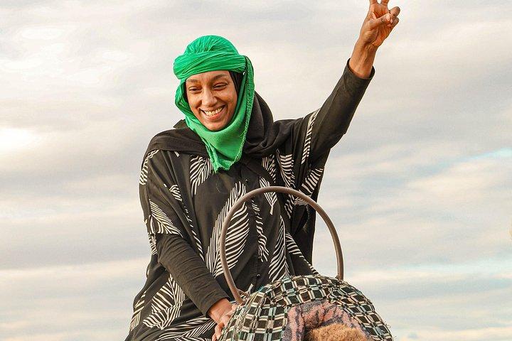 Deserto di Agafay al tramonto: quad, cammello, piscina e cena marocchina