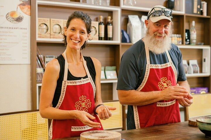 Upplev Hanoi Cooking Class med gratis vinprovning