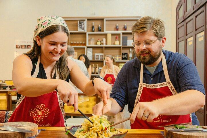 Upplev Hanoi Cooking Class med gratis vinprovning