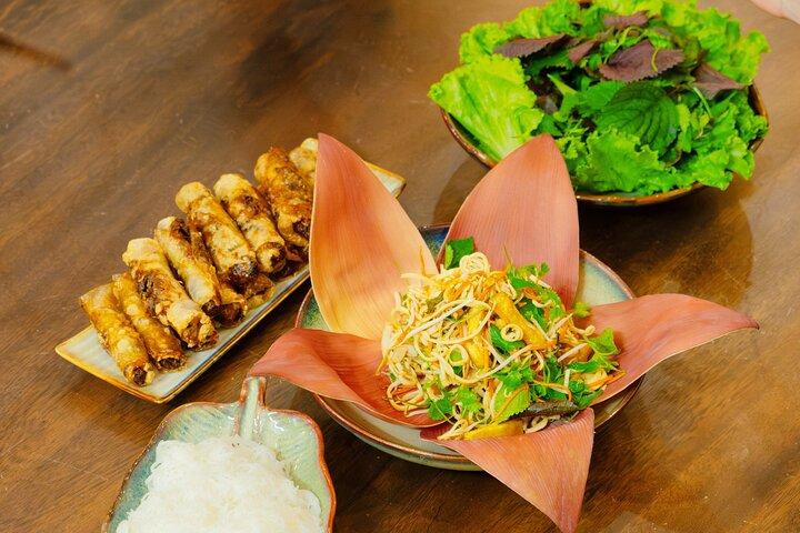 Upplev Hanoi Cooking Class med gratis vinprovning