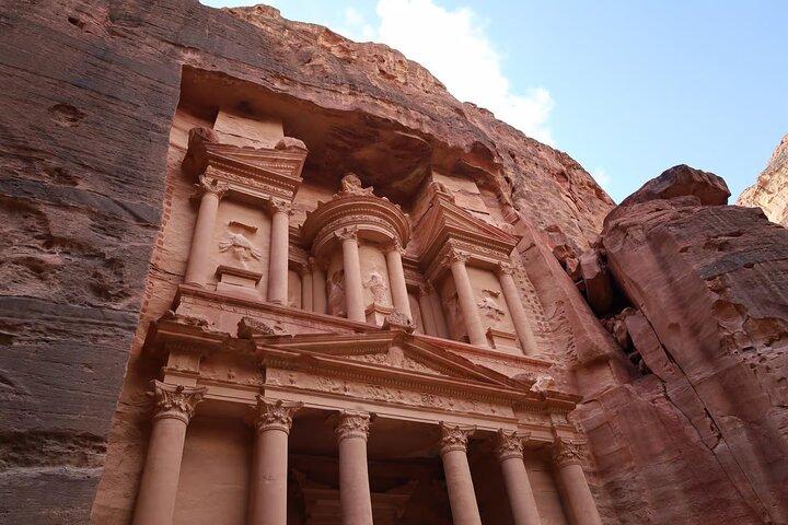 da sharm elsheikh il tour di un giorno di petra della città perduta in traghetto