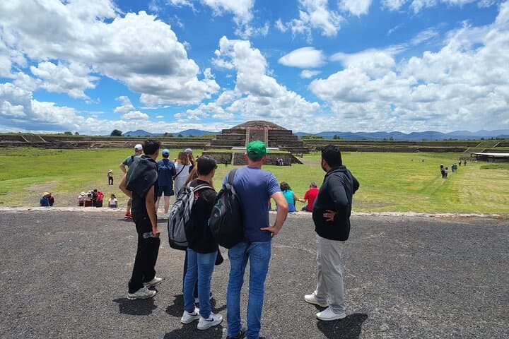 Pyramids of Teotihuacan without VIP commercial stops