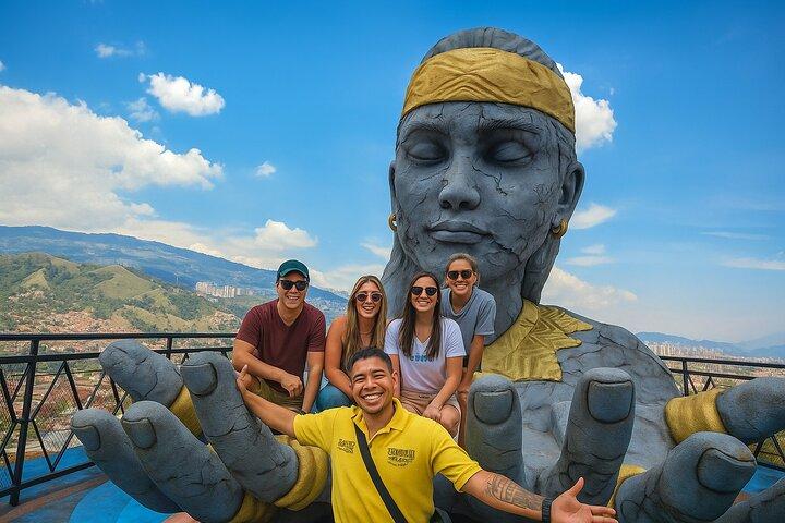 Commune 13 : Tour Commune 13. Graffiti Tour Medellin (Graffitour)