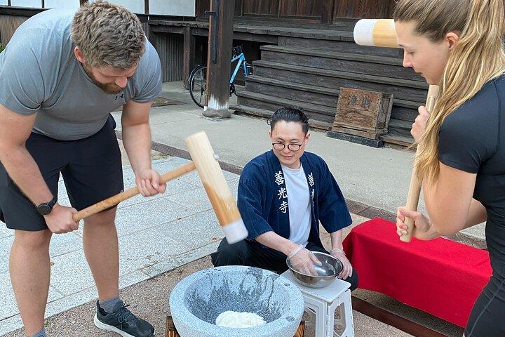 Atelier de fabrication de mochi à Takayama dans un temple bouddhiste