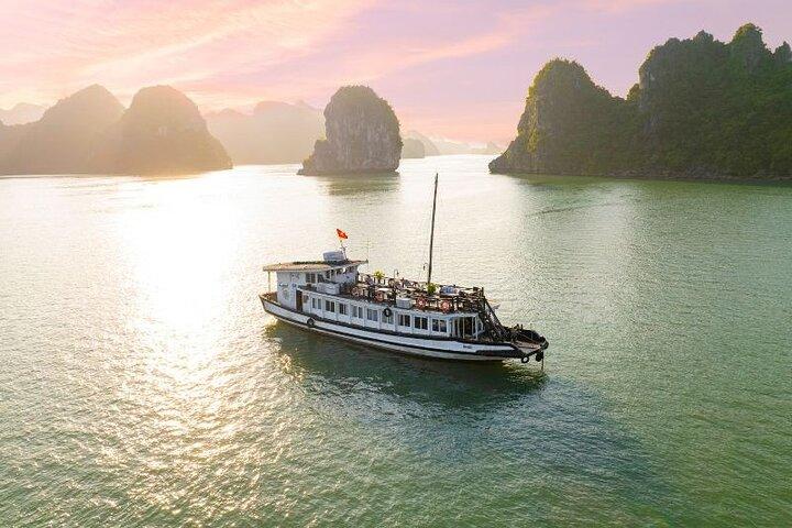 Explorer Halong Bay 2D1N : Ba Ham and Tien Ong （ハロン湾探検船 2D1N）