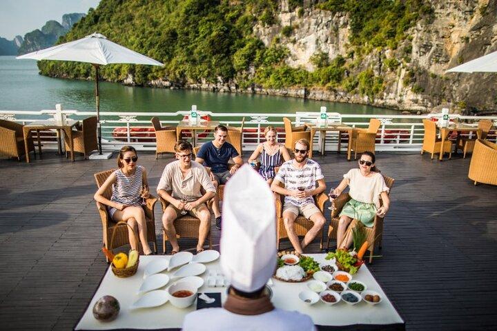 Explorer Halong Bay 2D1N : Ba Ham and Tien Ong （ハロン湾探検船 2D1N）