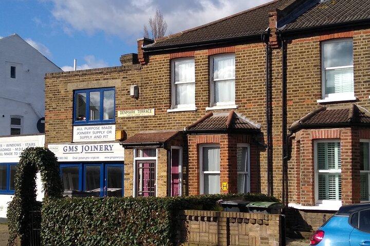 Privéwandeling door North Finchley met de Kinks