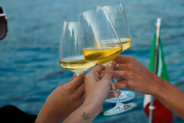 Crucero privado en barco por el lago Como Sunset con aperitivo