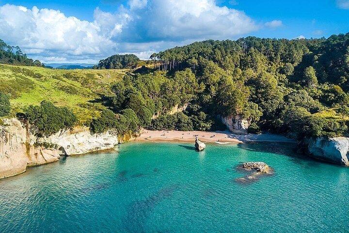 Cathedral Cove & Hot Water Beach mit Mittagessen ab Auckland