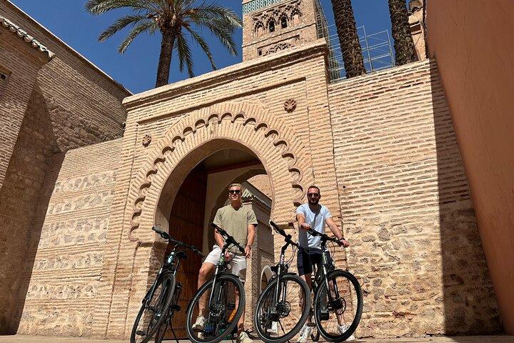 Bezoek Marrakech met een elektrische fiets Medina Souks en monumenten