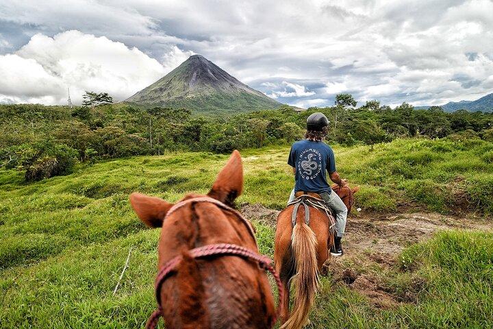 Passeggiata a cavallo e benessere e maschera all'argilla ad Arenal