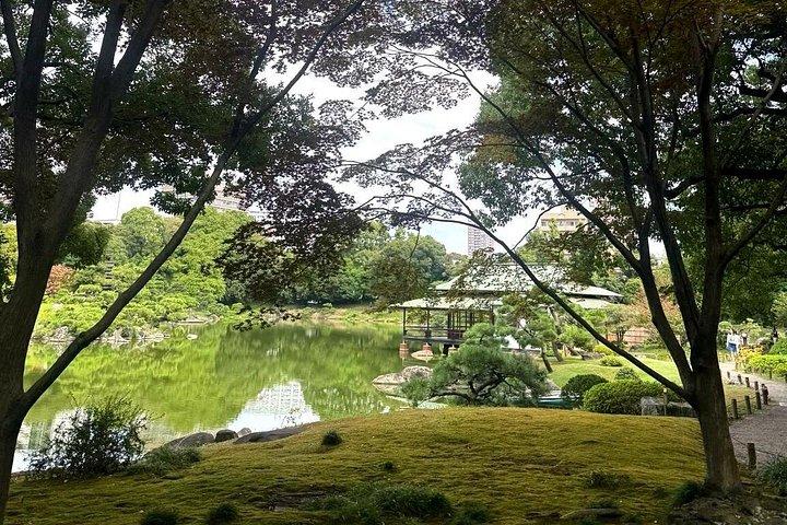 Goshuin samler og går i haven i Tokyo