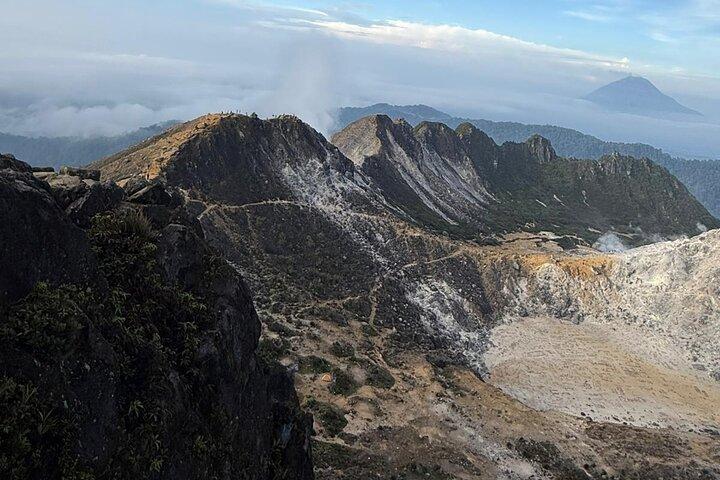シバヤック火山のハイキングとベラスタギ周辺のシティツアー
