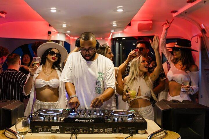 DJ、ピザ＆ドリンク付きリスボンナイトパーティークルーズ