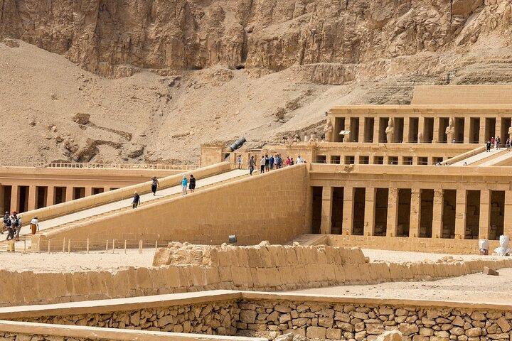 フルガダからルクソール王家の谷、カルナック神殿小グループ