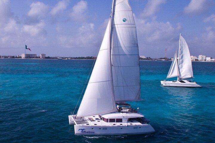 Isla Mujeres Aventura en Catamarán de Día Completo desde Cancún