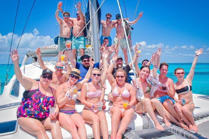 Catamarano Isla Mujeres con boccaglio, pranzo e bevande illimitate