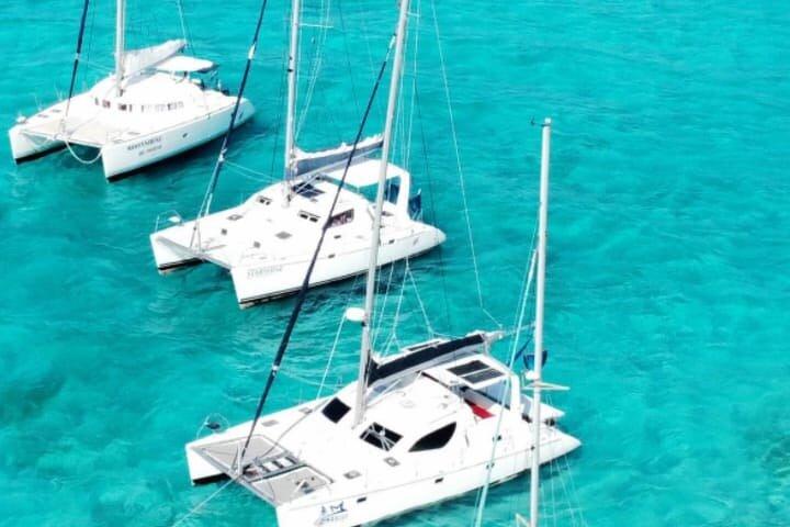 Catamarano Isla Mujeres con boccaglio, pranzo e bevande illimitate
