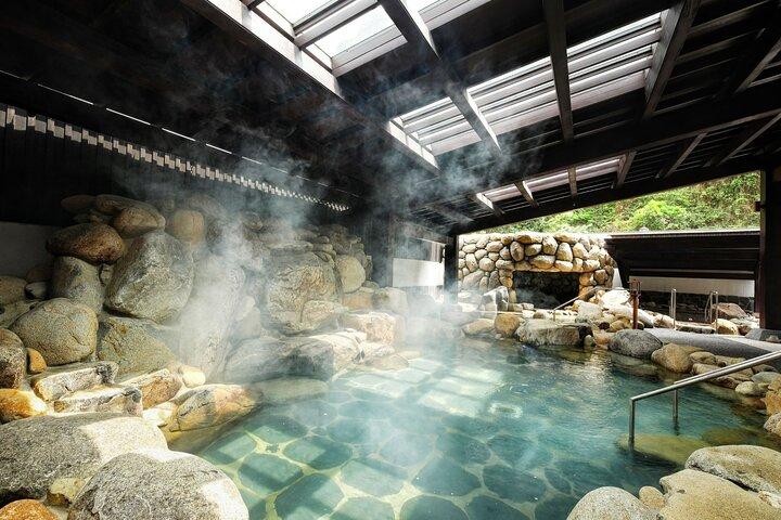 Hot Springs, cavernas escondidas e lendas em Halong