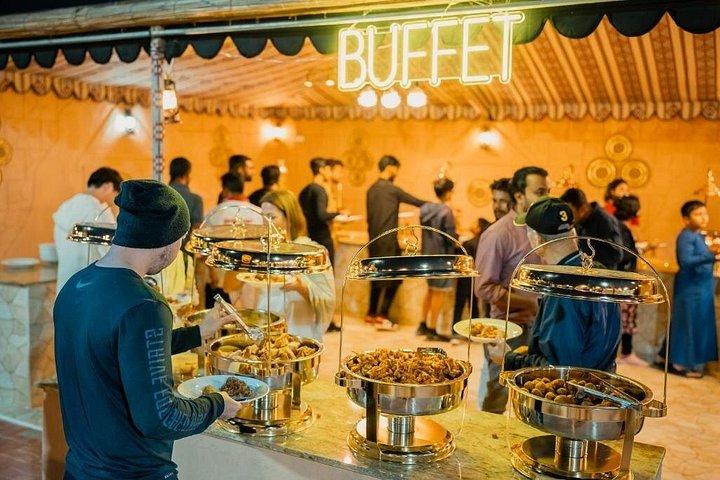 ドバイ砂漠サファリ：ダートバッシング、ラクダ乗り、BBQディナー。
