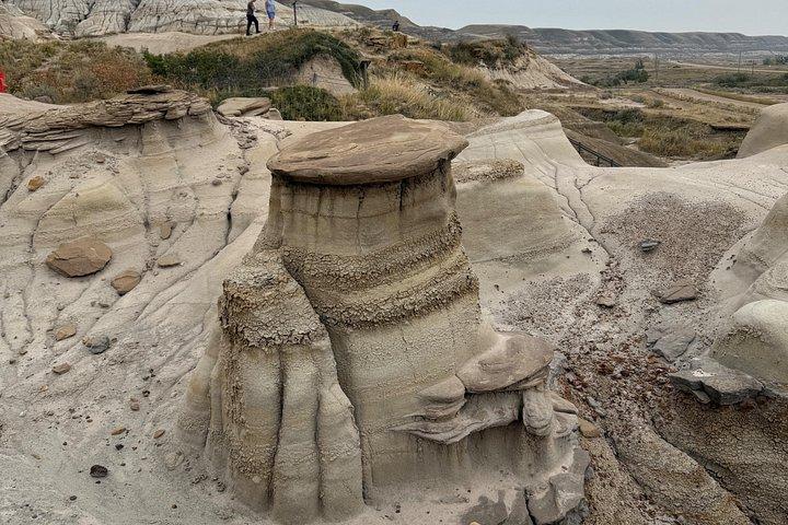 カルガリー発ドラムヘラー＆フードゥー日帰り旅行、バッドランズを探検