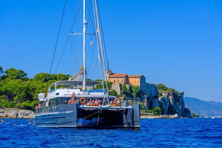 Catamaran au départ de Cannes