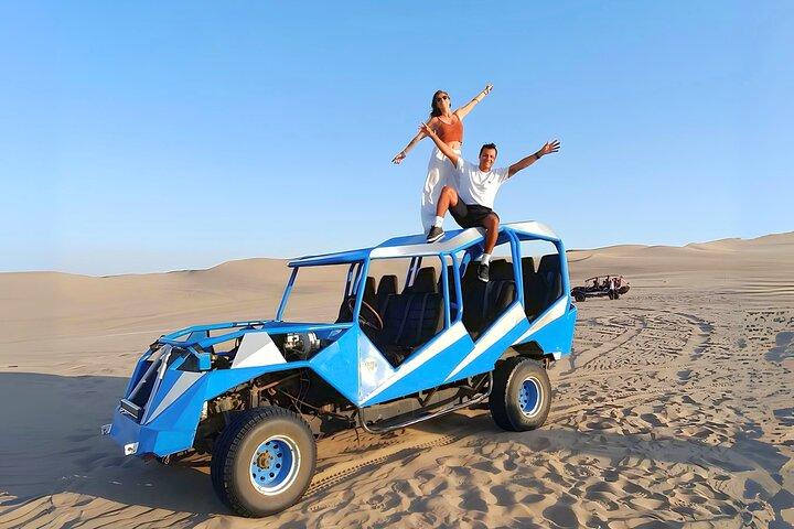 Pôr do sol em um buggy em Huacachina