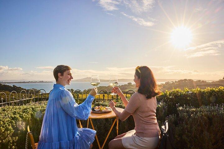 Auckland : Waiheke Island Weintour + Verkostungen & Mittagessen am Strand