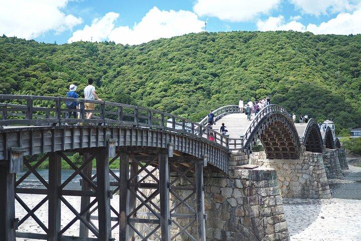 Iwakuni Tour vanuit Hiroshima met Sake proeverij en sushi maken