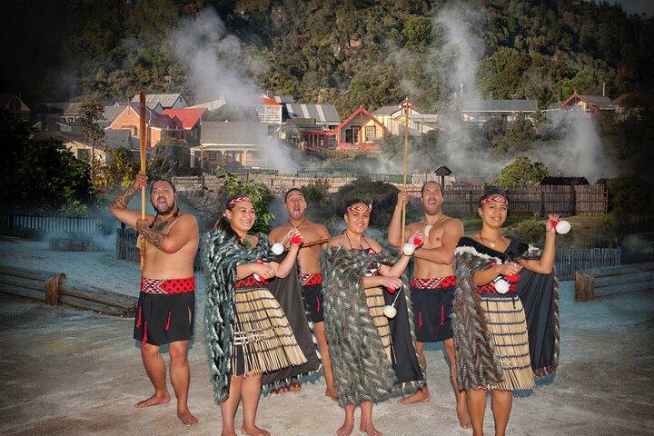 Depuis Auckland, Rotorua Waiotapu et visite du village maori avec Haka