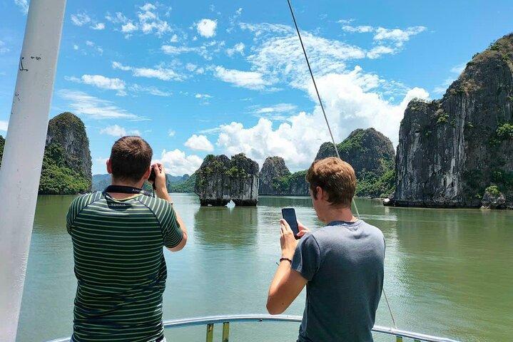Hanoi : Ha Long Bay Day Cruise : Grotteudforskning - svømning og kajak