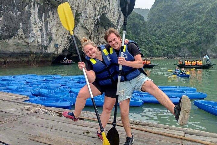 Hanoi : Ha Long Bay Day Cruise : Grotteudforskning - svømning og kajak