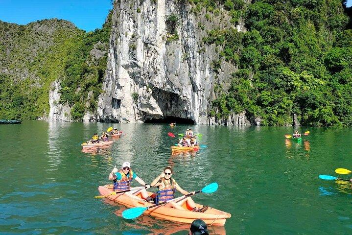 Hanoi : Ha Long Bay Day Cruise : Grotteudforskning - svømning og kajak