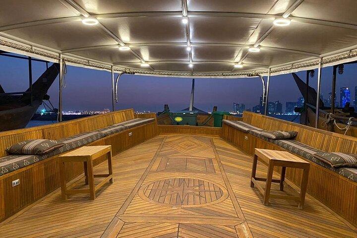 ドーハ：伝統的なダウ・クルーズツアー（夕食付き）