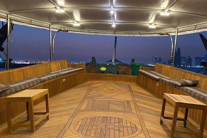 ドーハ：伝統的なダウ・クルーズツアー（夕食付き）