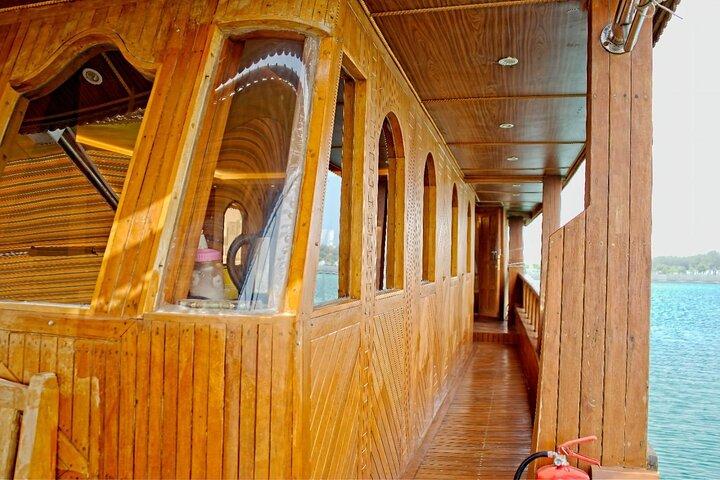 Doha : Dîner traditionnel en croisière avec buffet barbecue et transferts