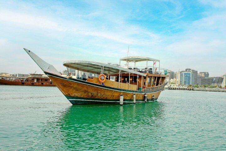 Doha : Dîner traditionnel en croisière avec buffet barbecue et transferts