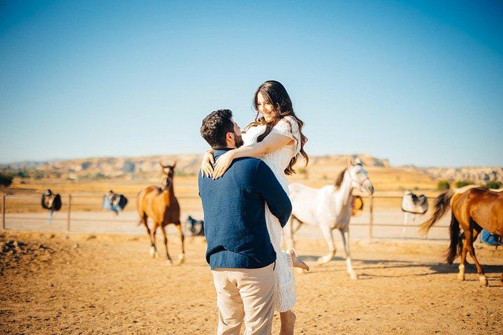 カッパドキア走る馬 短い動画で写真撮影