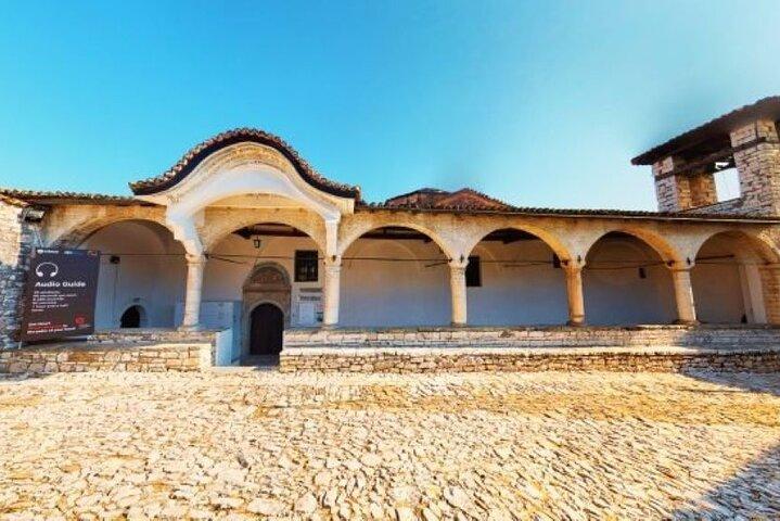 Excursión de un día desde el monasterio de Vlore de Ardenica y el castillo de Berat