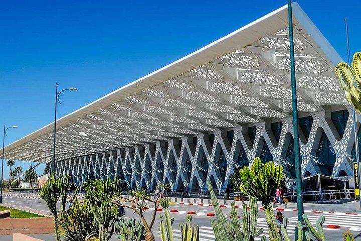 マラケシュ空港送迎 — プライベートRAKからホテルまたはリアドへ