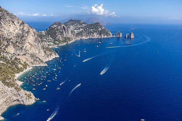 アマルフィ海岸とカプリ島のプライベートボートツアー-終日