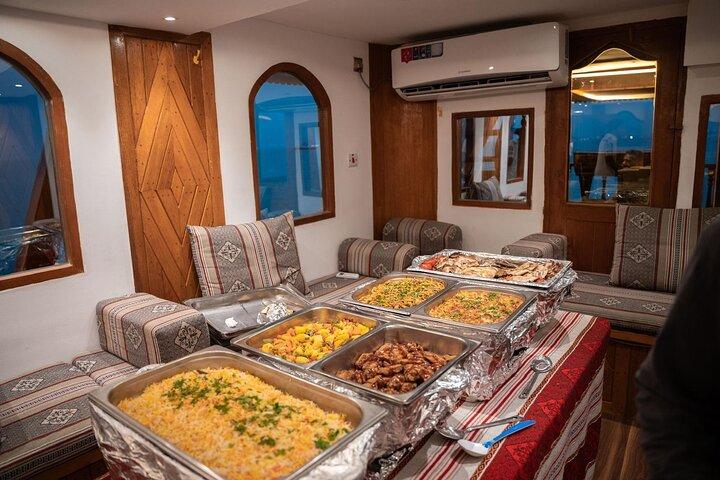 Doha : Dîner traditionnel en croisière avec buffet barbecue et transferts