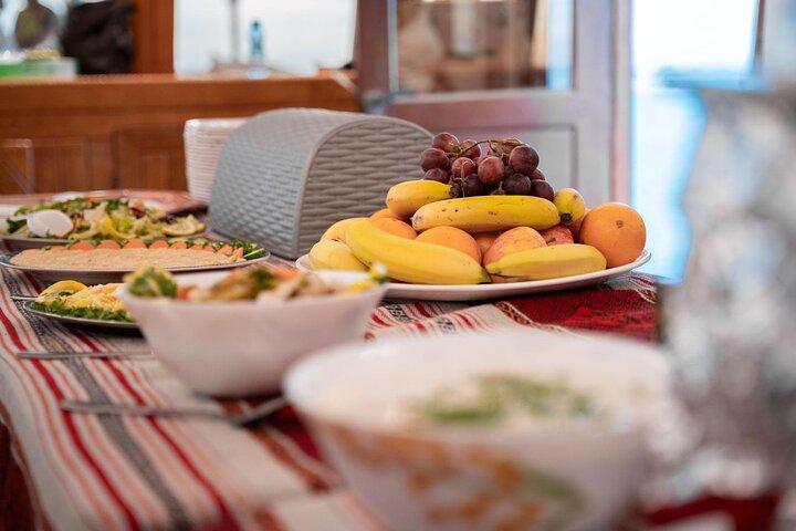 Doha : Dîner traditionnel en croisière avec buffet barbecue et transferts