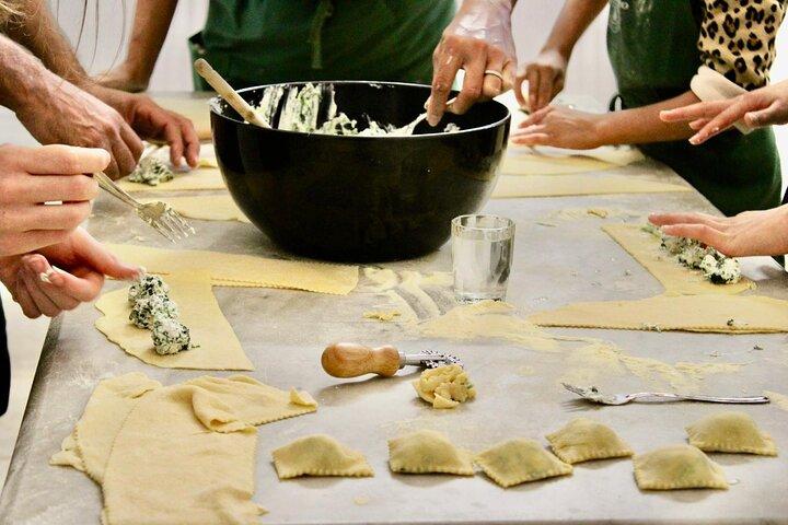 トラジメノ湖近くの歴史ある製油所で料理教室