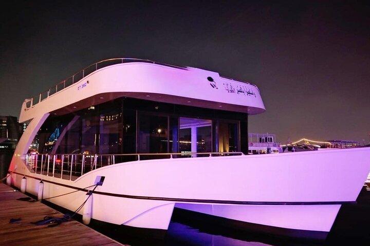 2 uur Yacht Cruise bij Marina Dubai met diner