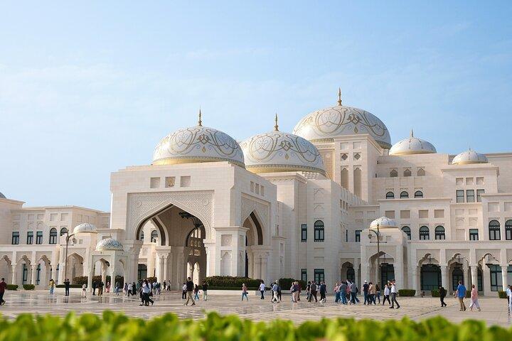 Excursion privée d'une demi-journée à Abu Dhabi Aladin: Souks, Mosquée, & Ferrari