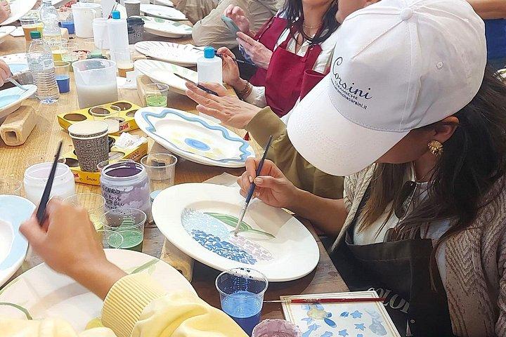 Ceramiche Corsini: 私たちの工房を訪れて、一緒に飾り付けをしてみましょう。