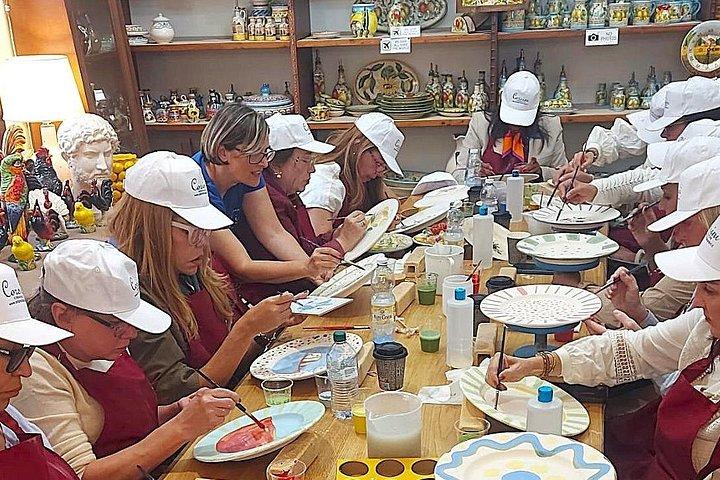 Ceramiche Corsini: 私たちの工房を訪れて、一緒に飾り付けをしてみましょう。